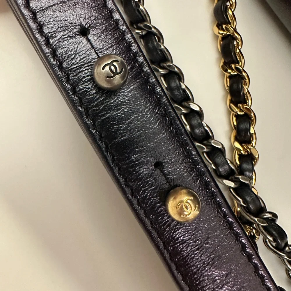 Chanel small Gabrielle hobo in black iridescent aged calfskin - Picture 12 of 17